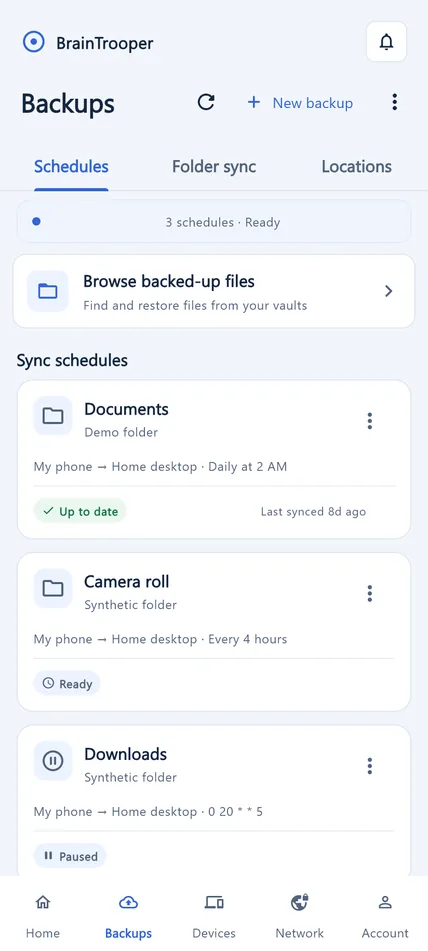 A tela Backups do BrainTrooper em um celular: três backups de pastas para um PC de casa, um atualizado, um pronto e um pausado
