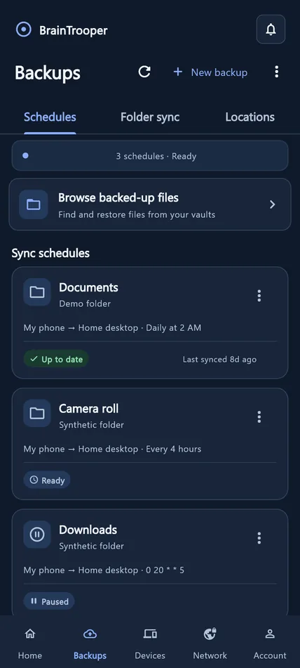 A tela Backups do BrainTrooper em um celular: três backups de pastas para um PC de casa, um atualizado, um pronto e um pausado